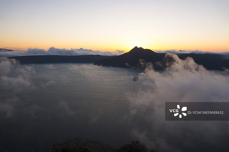 日本北海道的摩周湖黎明图片素材