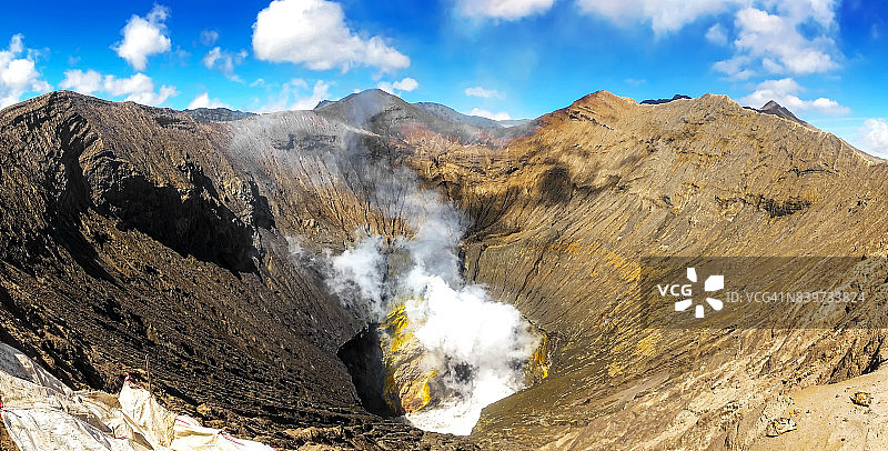 布罗莫火山活跃火山口，含硫气体和烟雾全景图片素材