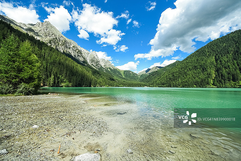 安特塞尔瓦湖的碧绿湖水和壮丽天空，意大利南蒂罗尔图片素材