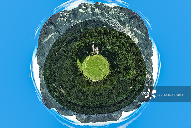 小星球特效：意大利南蒂罗尔富内斯山谷，拉努伊教堂与奥德勒山脉图片素材