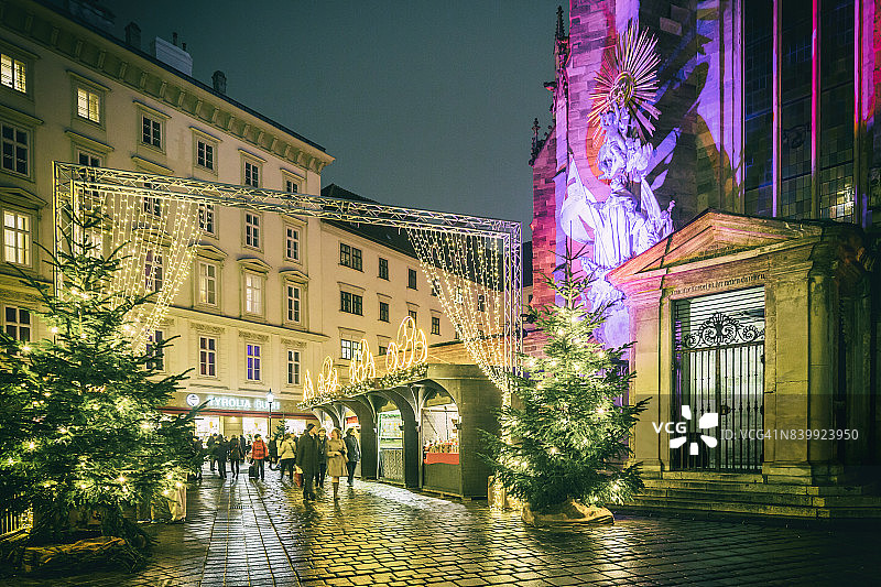 斯蒂芬广场的圣诞市场，右侧是圣斯蒂芬大教堂图片素材