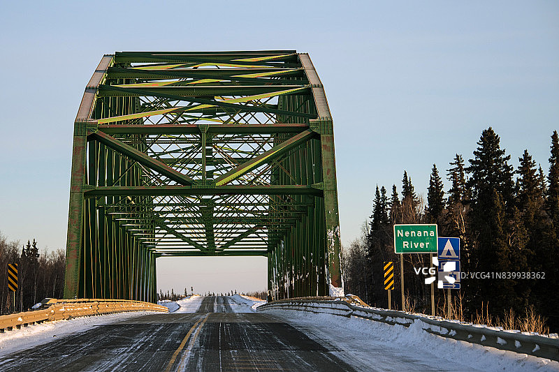 阿拉斯加乔治·帕克斯公路沿线的钢桁梁桥图片素材