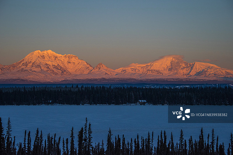 阿拉斯加兰格尔-圣伊莱亚斯国家公园鼓山和桑福德山日落图片素材