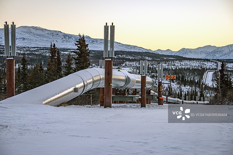 阿拉斯加的跨阿拉斯加输油管道图片素材