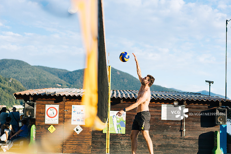 扣球的沙滩排球运动员图片素材
