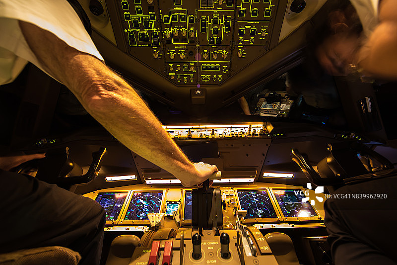 波音777飞机飞越欧洲夜景图片素材