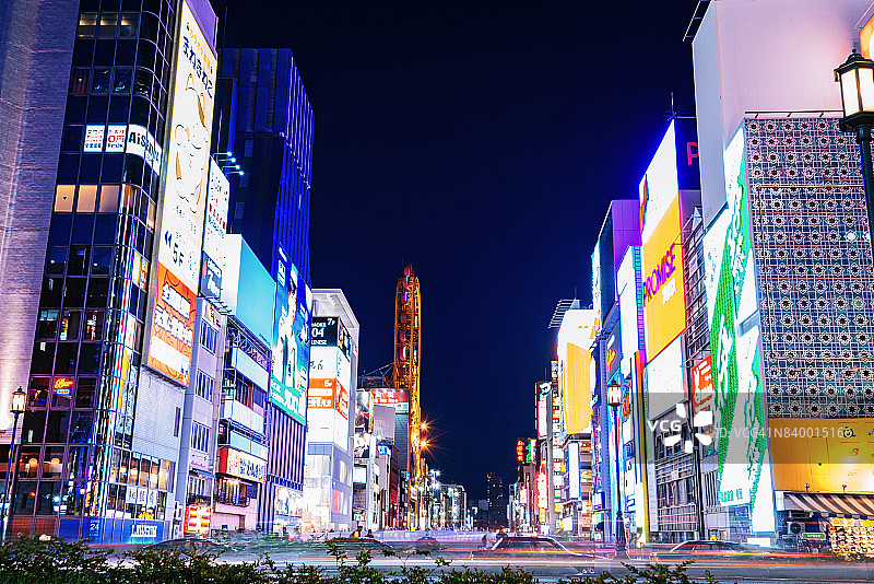 大阪夜晚热闹的街道图片素材