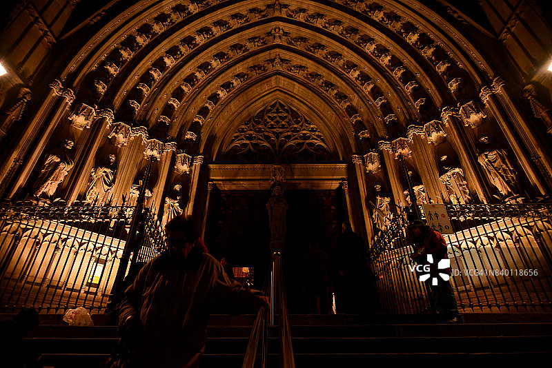 夜晚的巴塞罗那大教堂主门图片素材