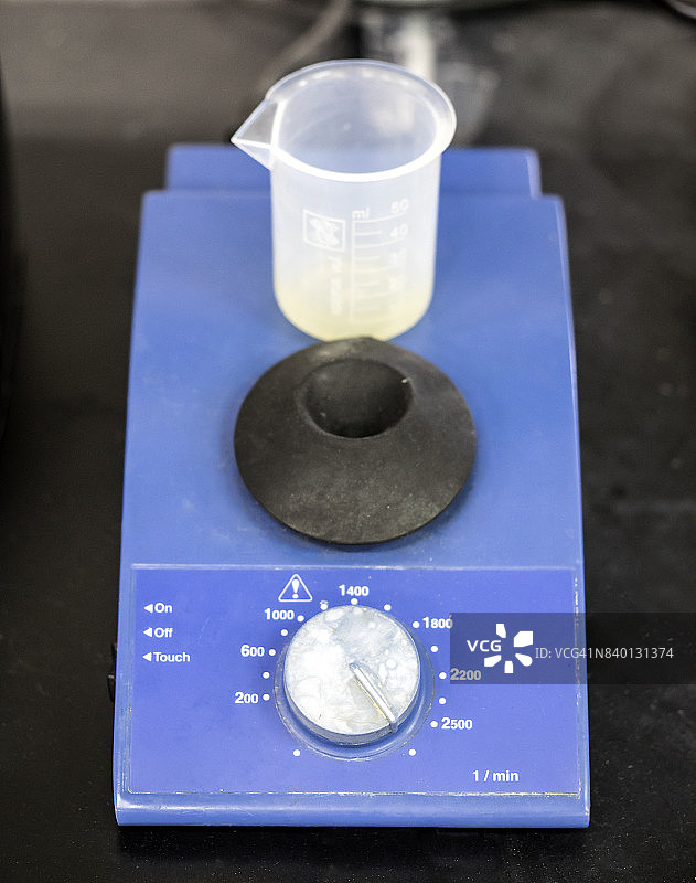 带有DNA样本管道的实验室离心机（西班牙）图片素材