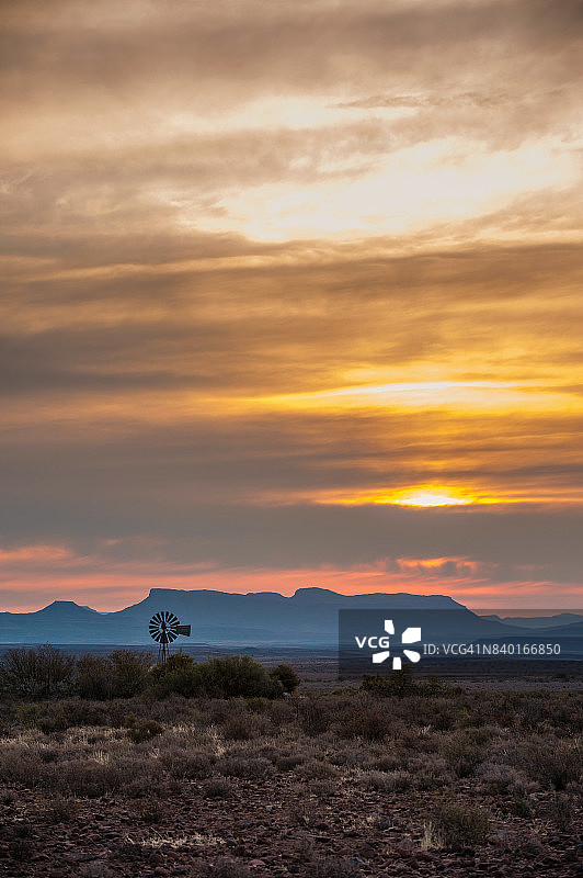 卡鲁日落时的风车图片素材