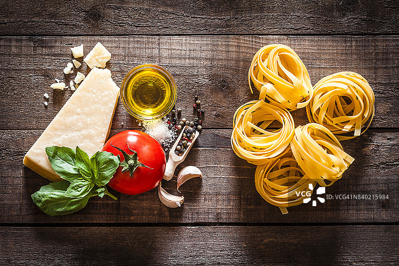 乡村木桌上的意式宽面和食材图片素材