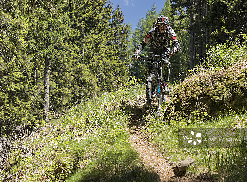 在奥地利小路上骑电动山地车的资深骑行者图片素材