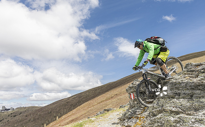 奥地利巨石山地自行车下坡图片素材