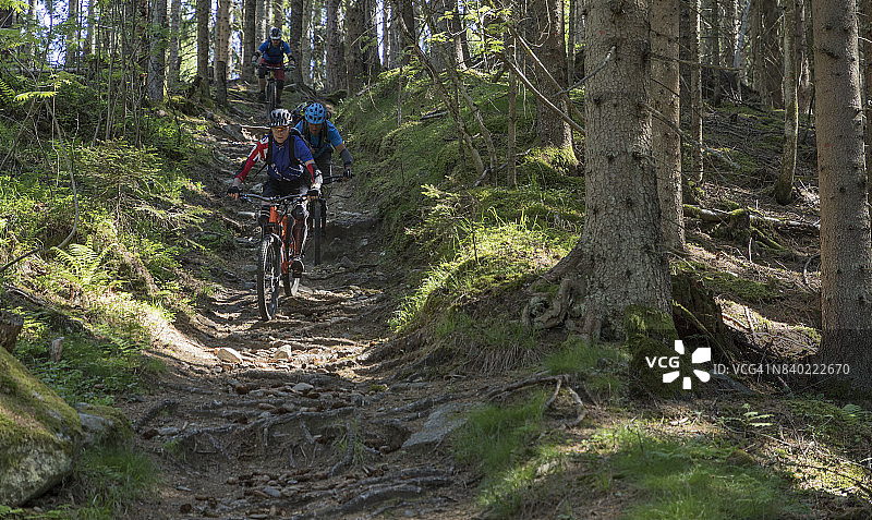 在奥地利千根小径上骑山地自行车图片素材