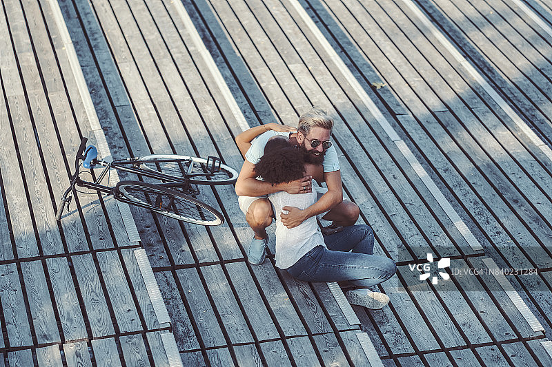 在河岸边拥抱的年轻情侣图片素材