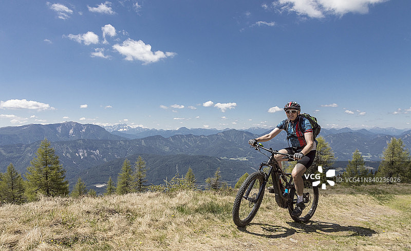 在奥地利克恩顿山脊上的电动山地自行车运动图片素材