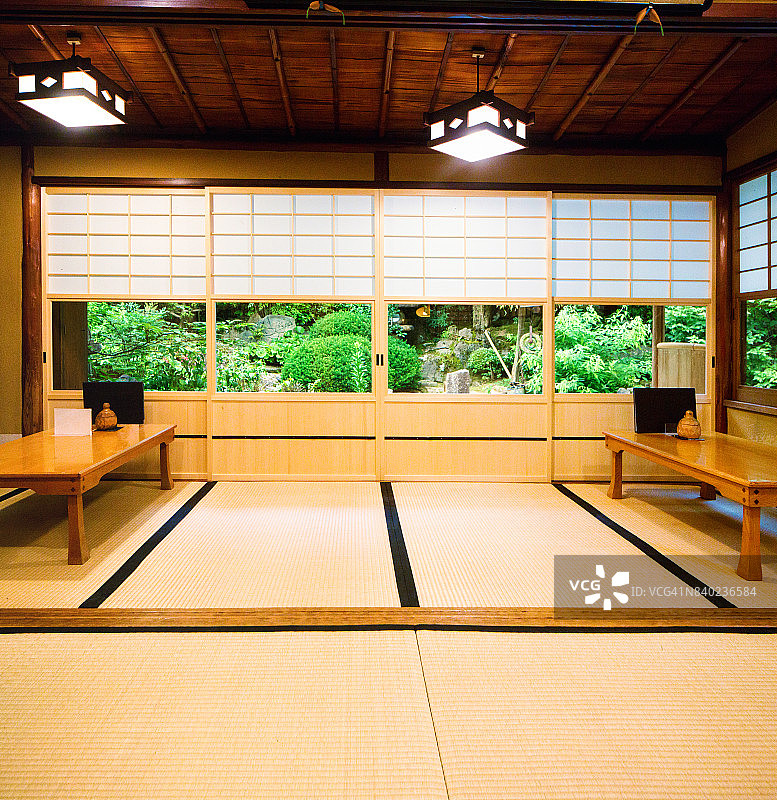 带推拉门榻榻米和花园的日式餐厅图片素材