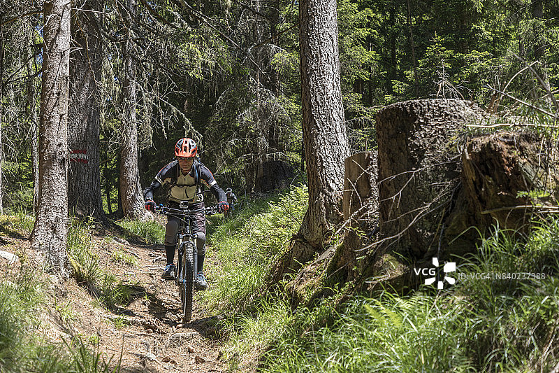 奥地利卡林西亚森林中的山地自行车骑行者图片素材