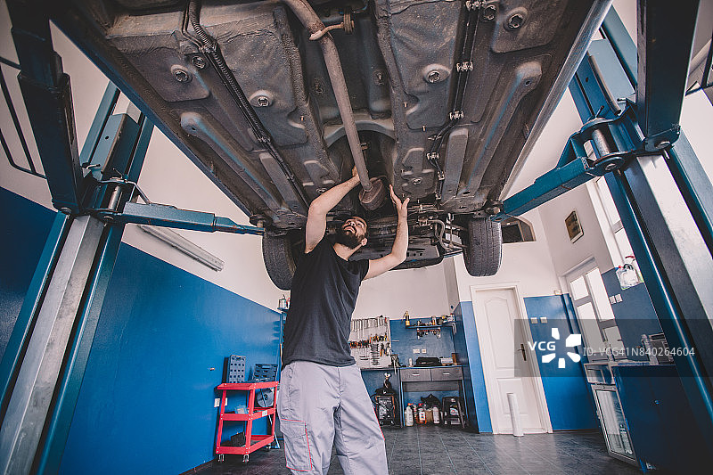 坚韧的年轻修理工图片素材