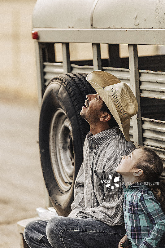 四岁小女孩和父亲一起仰望天空图片素材