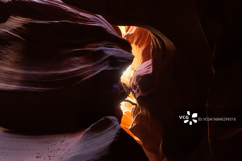 羚羊峡谷上游的天然岩石图片素材
