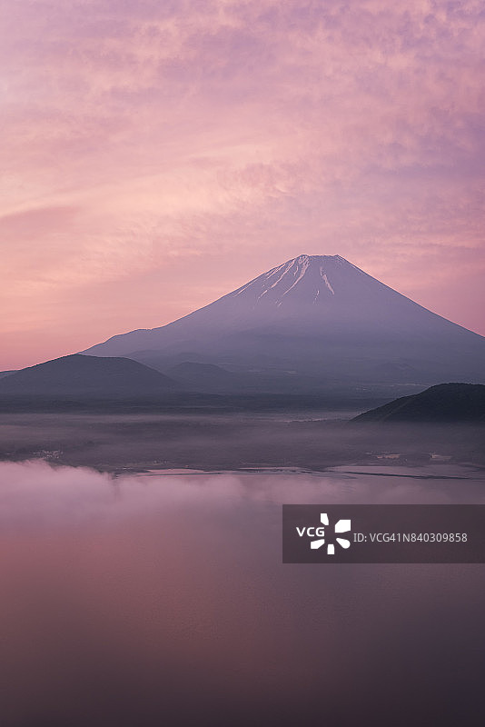 黎明时分的本栖湖富士山图片素材