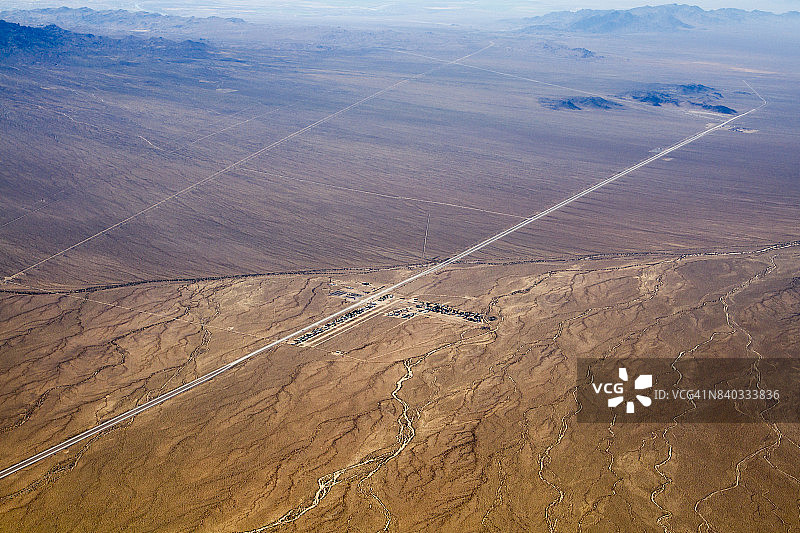 沙漠中的偏远简易机场和小镇图片素材