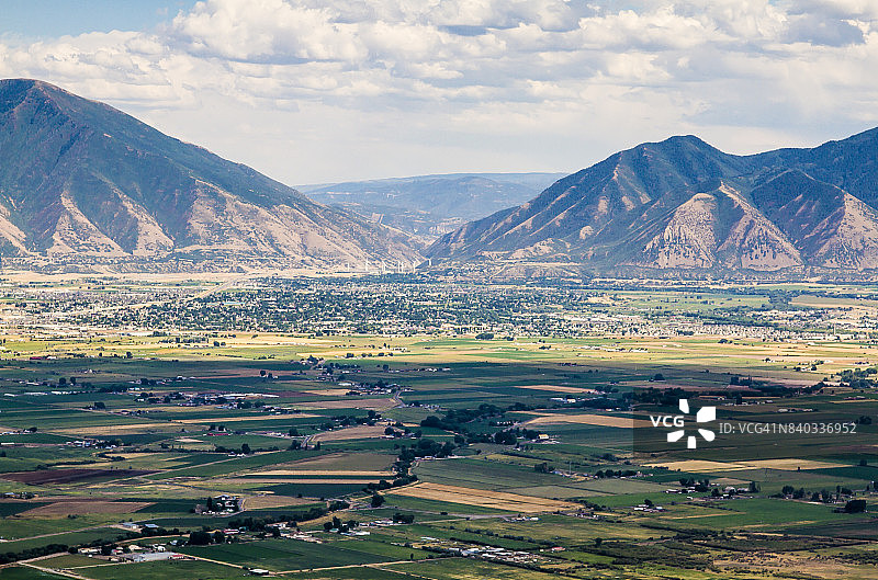 山脚下的小农镇航拍图片素材