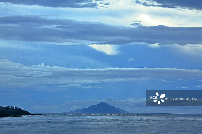 巴布亚新几内亚塞皮克河河口附近的火山图片素材