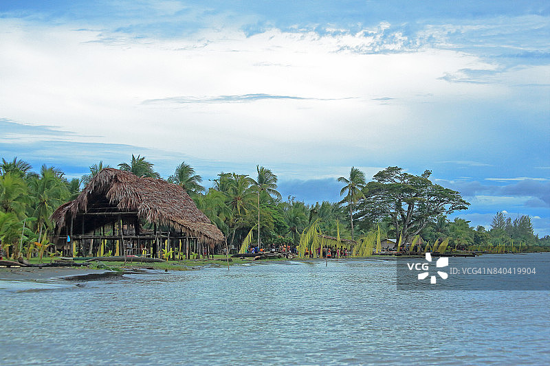 巴布亚新几内亚科帕尔村塞皮克河岸边的房屋图片素材