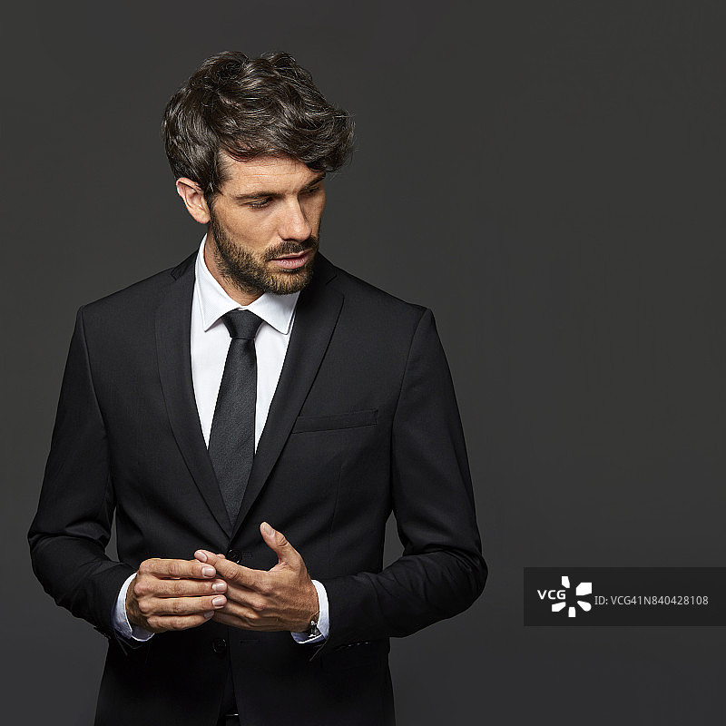 微笑的商务人士双手合十图片素材