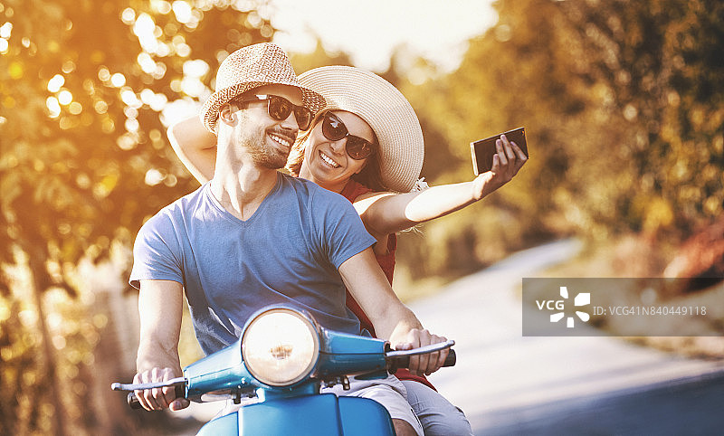 情侣骑着摩托车在乡间行驶图片素材