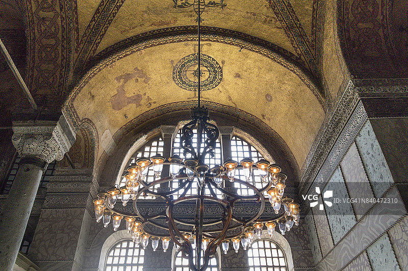 土耳其伊斯坦布尔圣索菲亚大教堂内的枝形吊灯灯图片素材