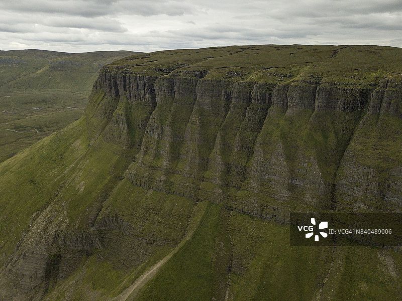 爱尔兰斯莱戈郡本布尔本山脉的俯视图图片素材