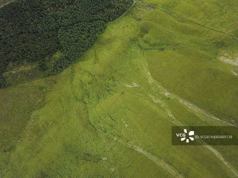 爱尔兰斯莱戈郡本布尔本山脉的俯视图图片素材