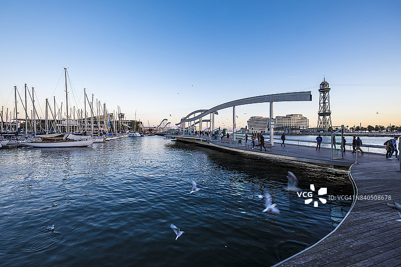 巴塞罗那旧港的兰布拉海滨大道图片素材