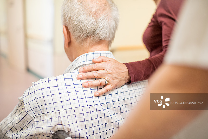 妻子住院的残疾男子图片素材