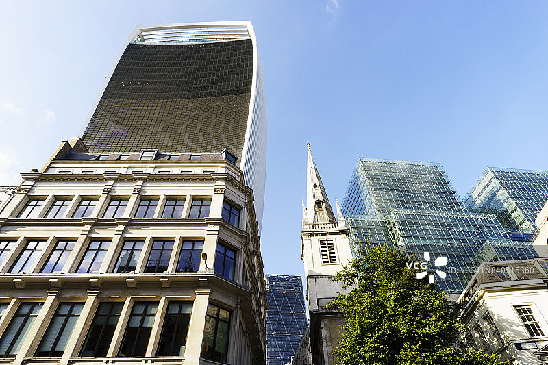 仰望伦敦的新旧建筑图片素材