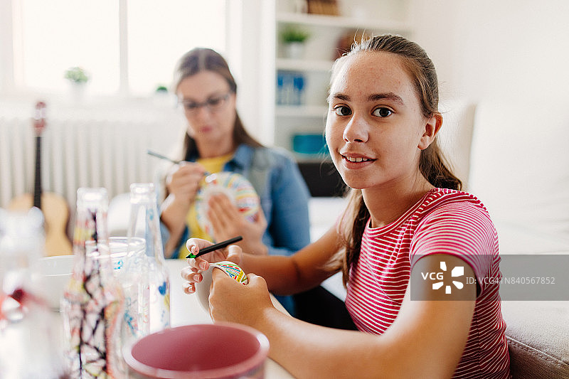 和母亲一起绘画图片素材