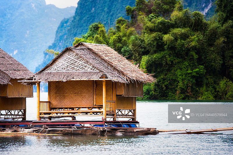 天然湖河上的船屋图片素材