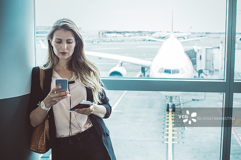 查看她的登机行程表图片素材