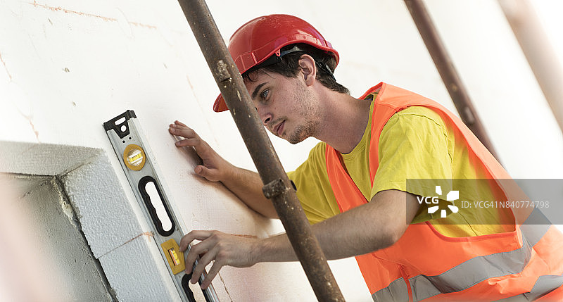 建筑工人在施工现场检查水平仪图片素材