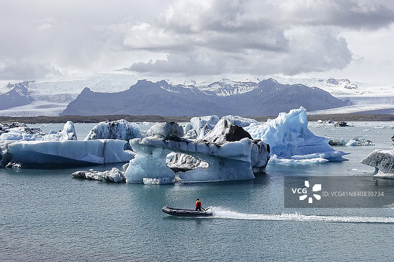冰岛冰川泻湖上的充气艇图片素材