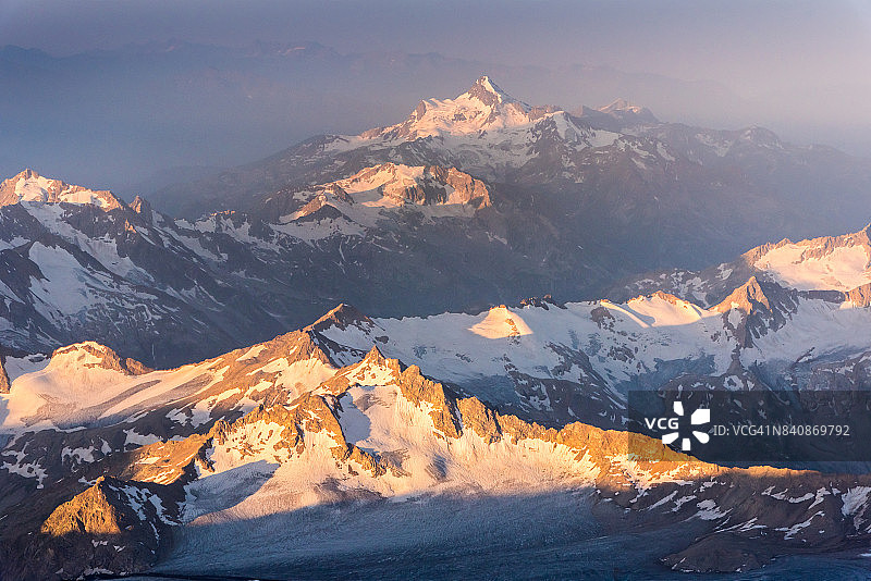 俄罗斯厄尔布鲁士山日出图片素材