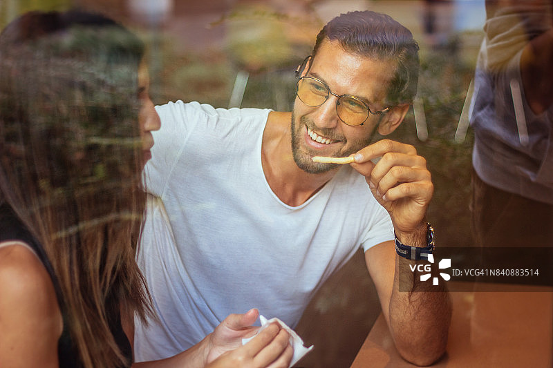 在餐厅约会的年轻情侣图片素材