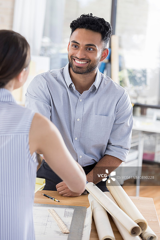 年轻男建筑师面试求职者图片素材