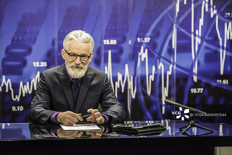 演播室里的评论员图片素材