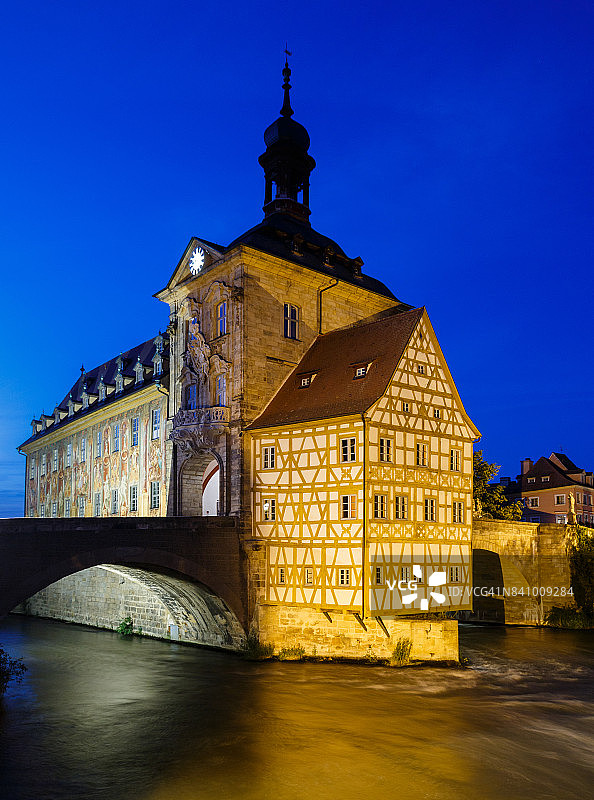 班贝格夜景：老市政厅与河流图片素材