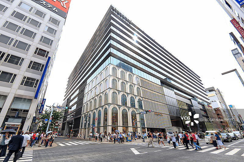 在银座六号百货商店里穿行的游客图片素材