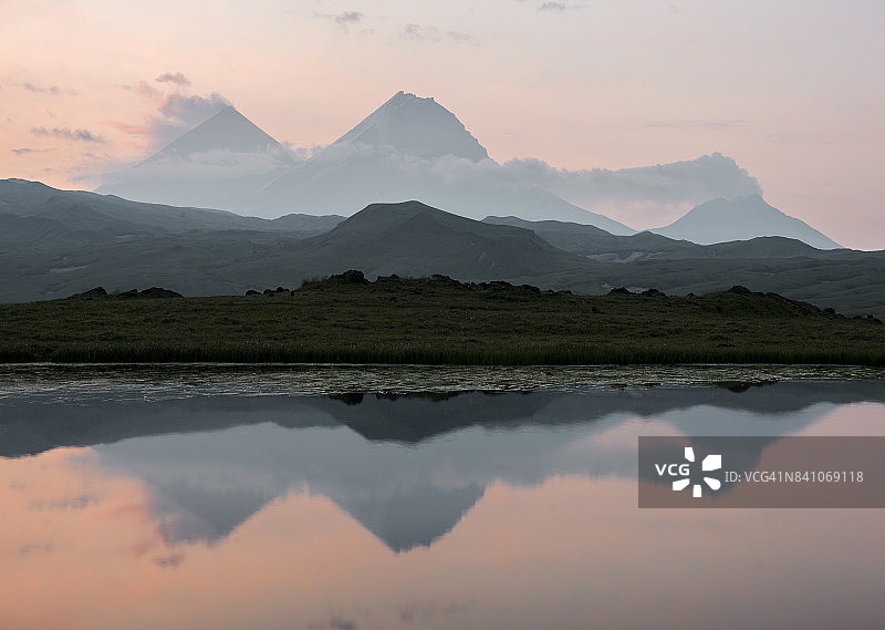 堪察加半岛托尔巴奇克火山群日出时湖面倒影图片素材